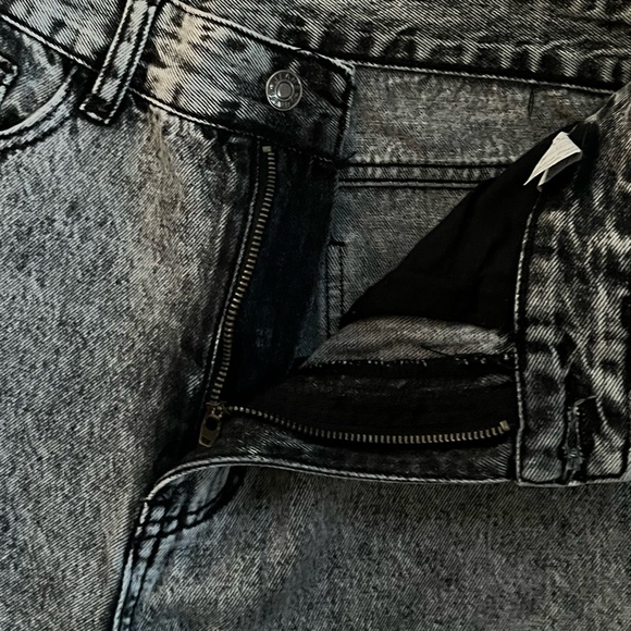 High Waist Ripped Raw Hem Cropped Jeans - Picture 4 of 12